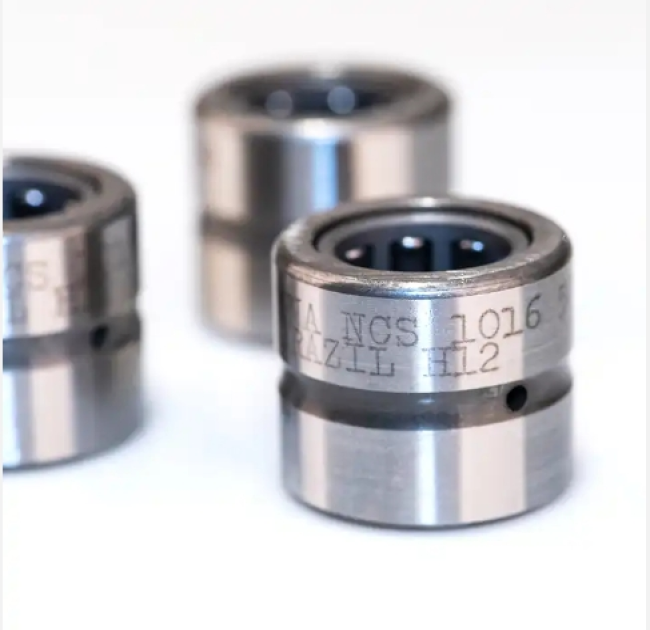 How do SL 04 5006 PP bearings handle misalignment and shaft deflection?